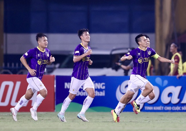 Văn Quyết ghi siêu phẩm, Hà Nội FC thắng nhẹ Bình Định trong ngày mở màn V-League - Ảnh 2.