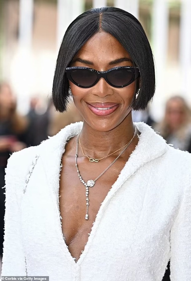 Naomi Campbell vẫn đều đặn đi show sau khi bị "tố" chi sai hàng trăm tỷ đồng tiền từ thiện - Ảnh 3.